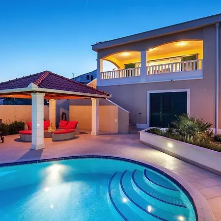 Luxurioeses Mit Pool Direkt Am By Interhome * روغوزنيكا