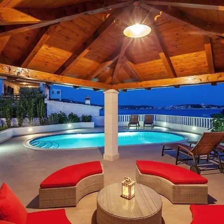 Luxurioeses Mit Pool Direkt Am By Interhome Nyaraló