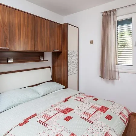 Nyaraló Luxurioeses Mit Pool Direkt Am By Interhome Rogoznica