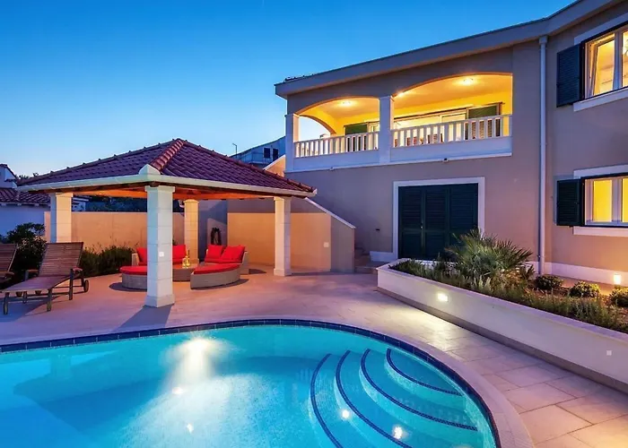 Luxurioeses Mit Pool Direkt Am By Interhome * روغوزنيكا