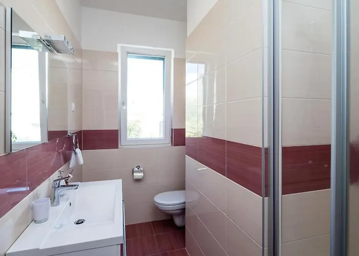 بيت للعطل Luxurioeses Mit Pool Direkt Am By Interhome روغوزنيكا