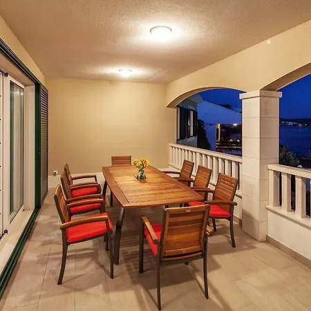 Luxurioeses Mit Pool Direkt Am By Interhome Rogoznica (Sibenik-Knin)