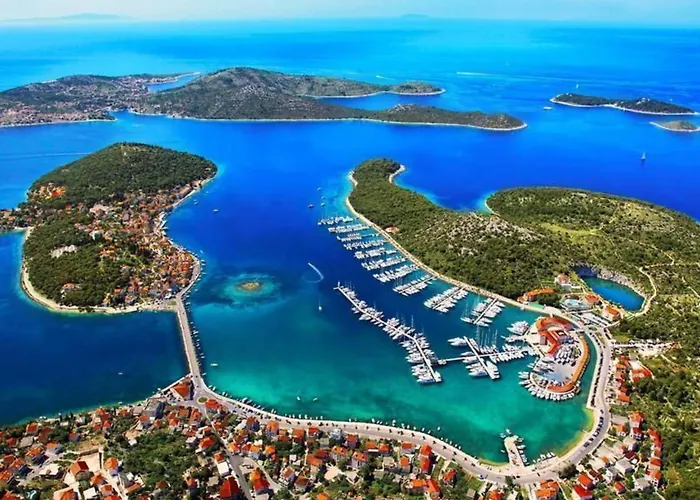 Hébergement de vacances Luxurioeses Mit Pool Direkt Am By Interhome